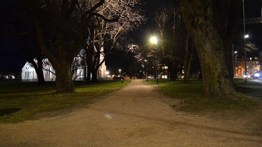 Parken och grusg&#229;ngarna som g&#229;r genom den &#228;r numera ordentligt belysta.