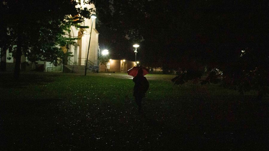 M&#246;rk g&#229;ngbana upp mot kyrkan innan ny belysning sattes upp.