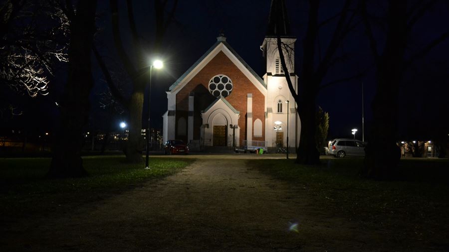 B&#229;de g&#229;ngbanor och kyrkans fasad  har f&#229;tt bra belysning.