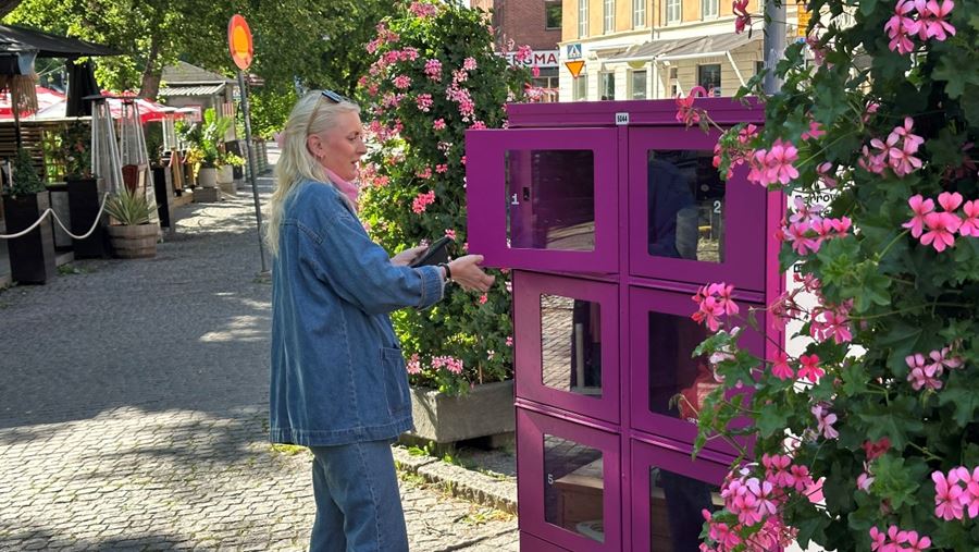 Person klädd i jeans öppnar en lucka i en Piffl-box