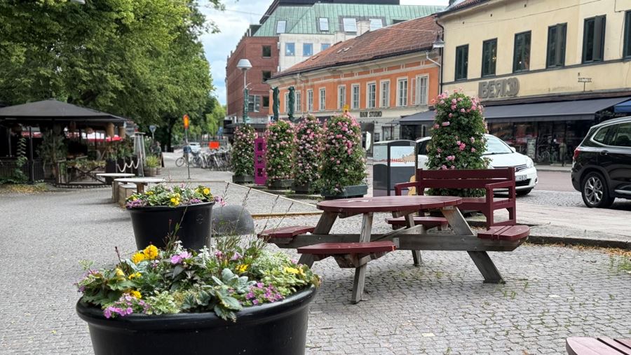 Stora blomkrukor, bänkar och bord på Fyristorg