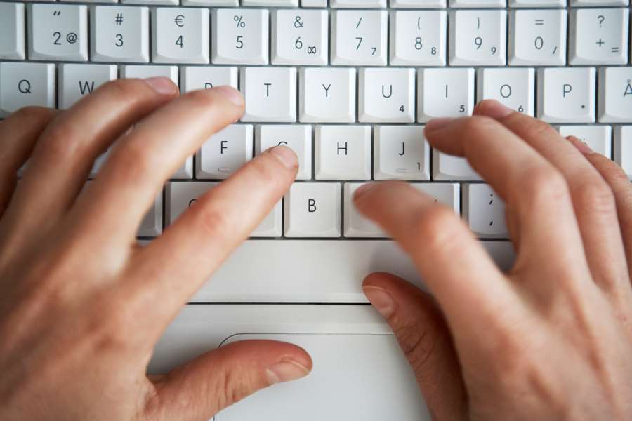 Tangentbord som någon skriver på
