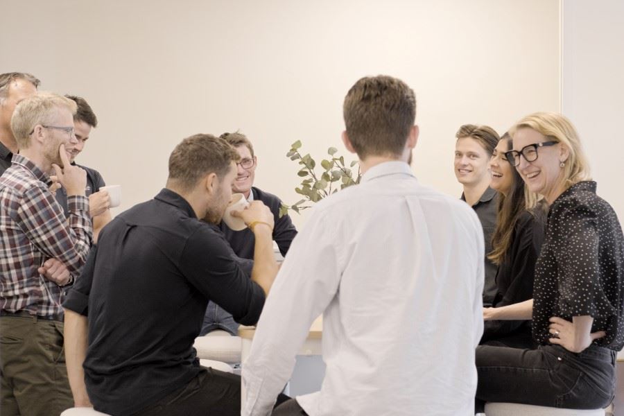 Magstroms runt fikabordet.