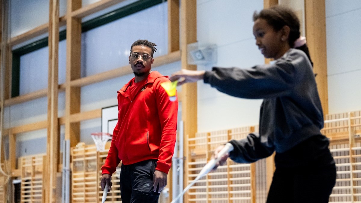 Barn spelar badminton