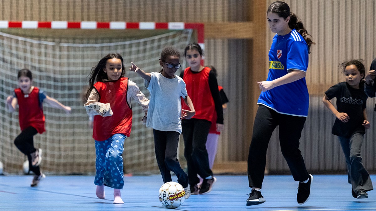 Barn spelar fotboll