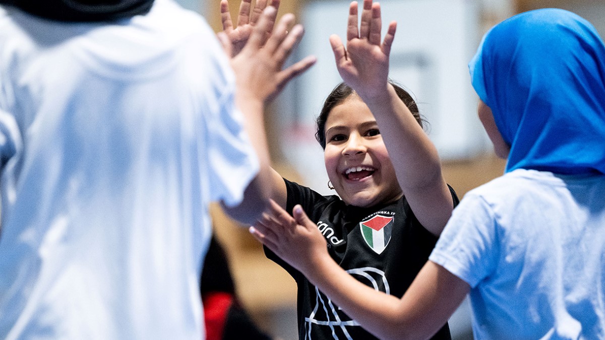 Barn gör high five