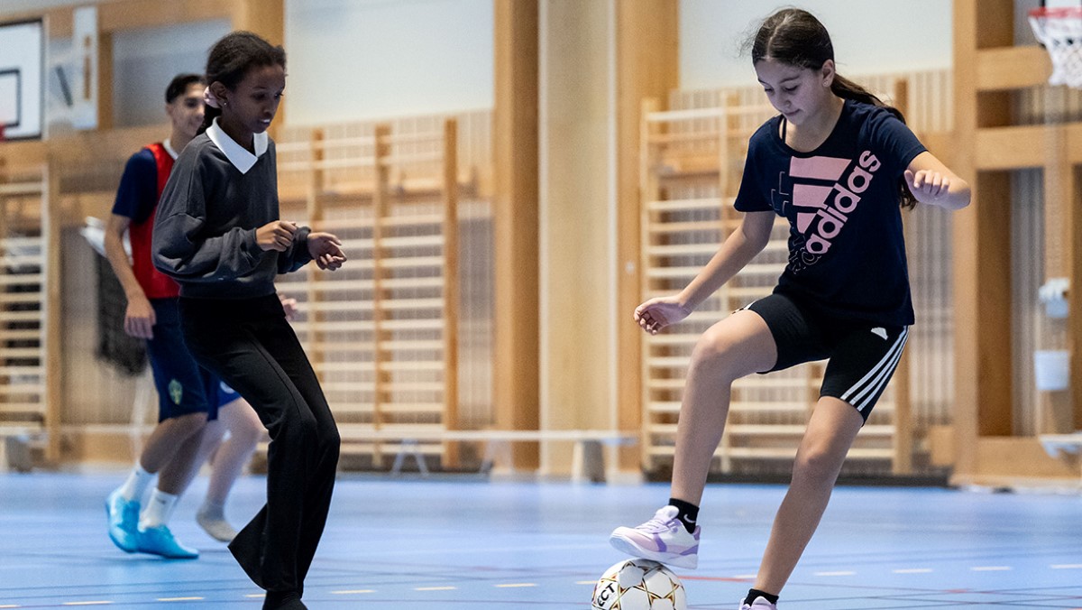 Två barn med fotboll