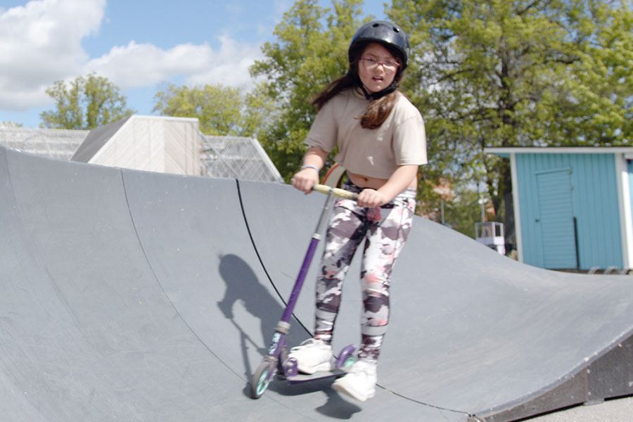 Flicka åker i pumptrackbanan