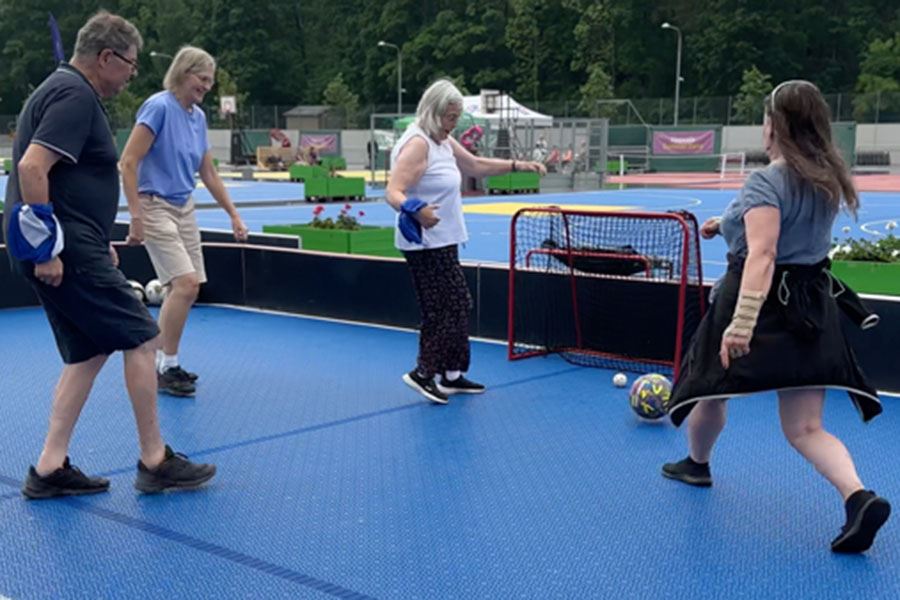 Äldre som spelar gåfotboll.