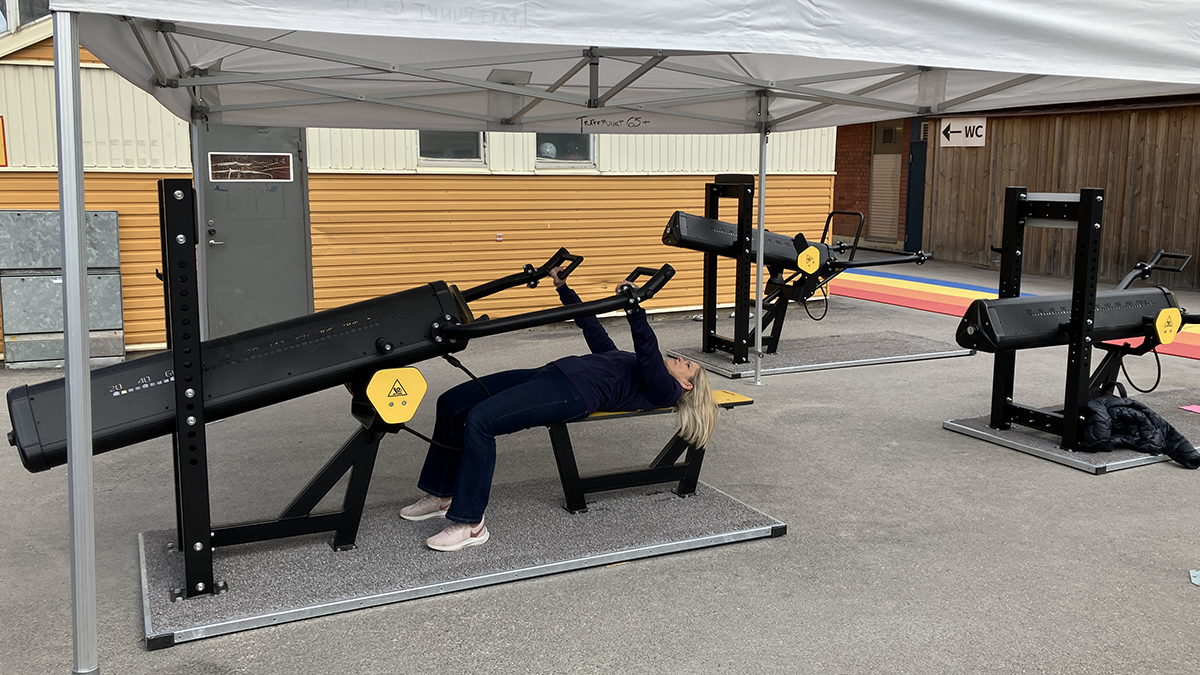 Kvinna tränar i utegym.
