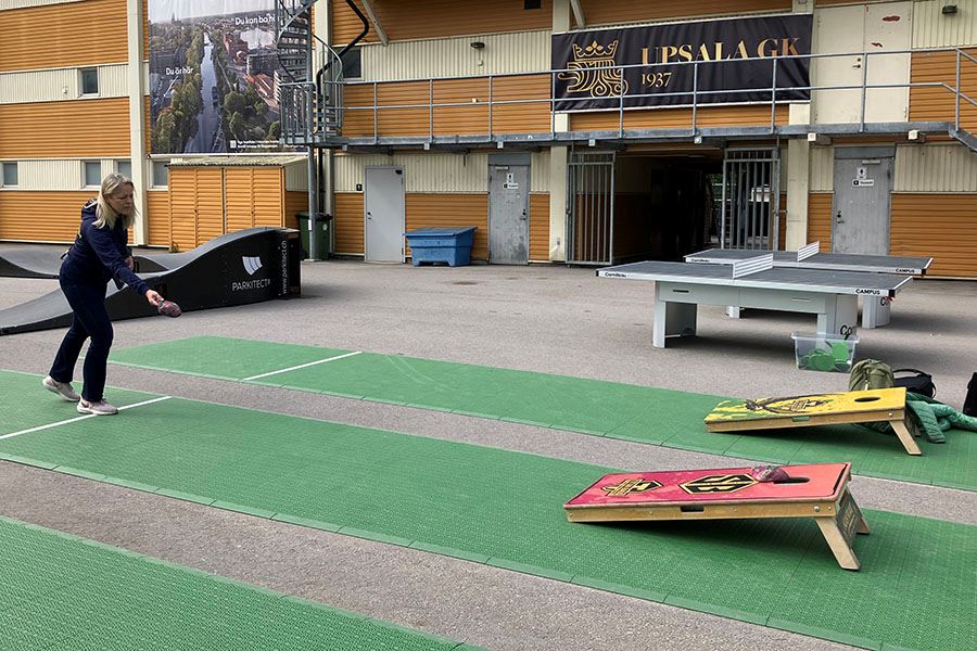 Kvinna spelar Cornhole.