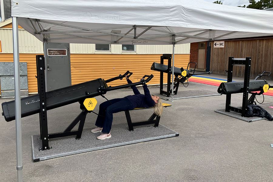 Kvinna tränar i utegymmet.