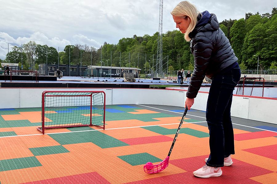 Kvinna tränar inebandy.
