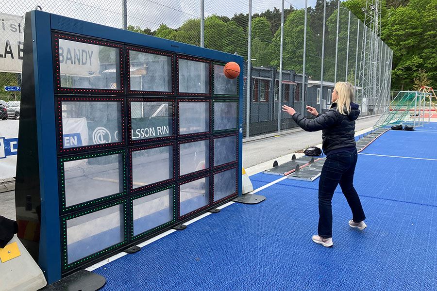 Kvina som spelar boll mot väggen.