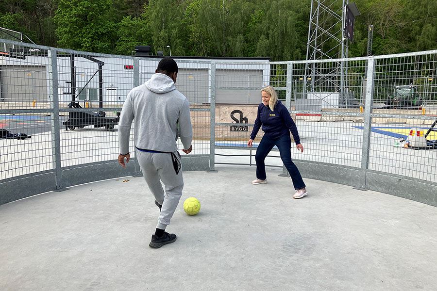 Göra en tunnel på motspelaren.