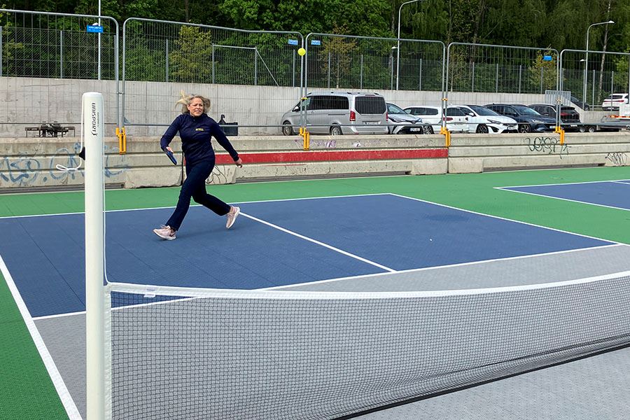 Tjej som spelar pickleball.
