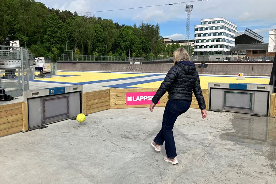 Kvinna tränar skott med fotboll.