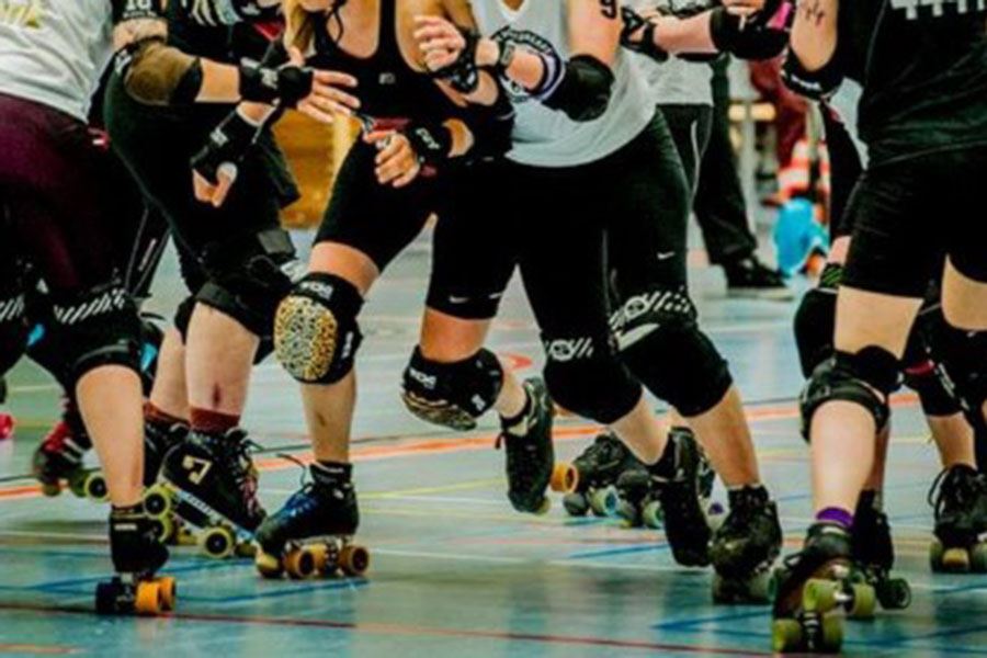 Ett lag som kör Roller Derby.
