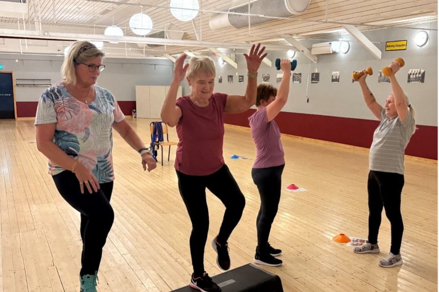 Kvinnor som tränar gymnastik i en stor sal.