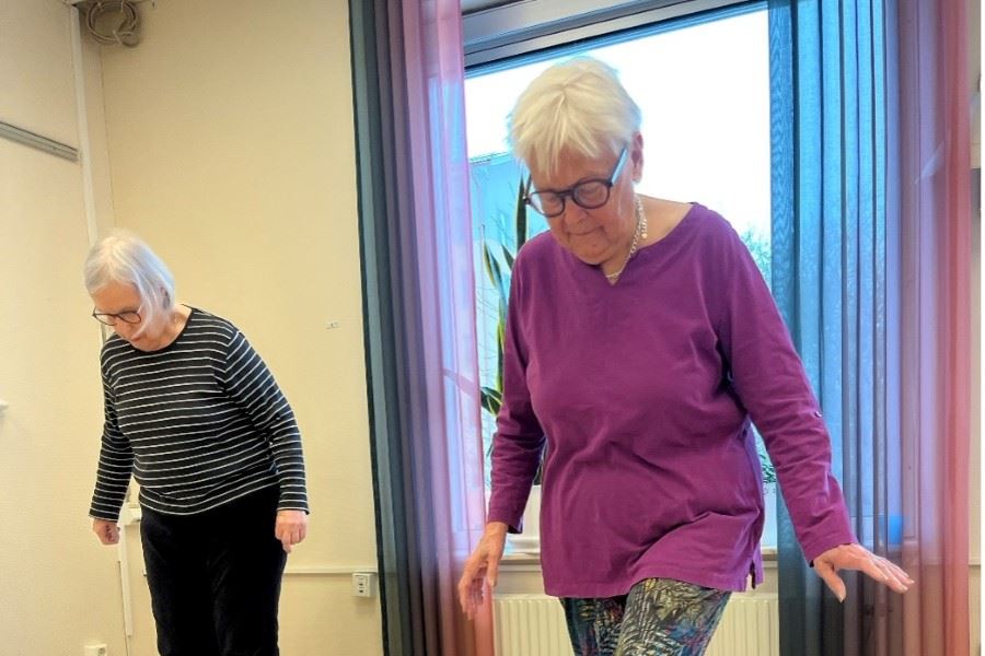 Två kvinnor som övar balansen.