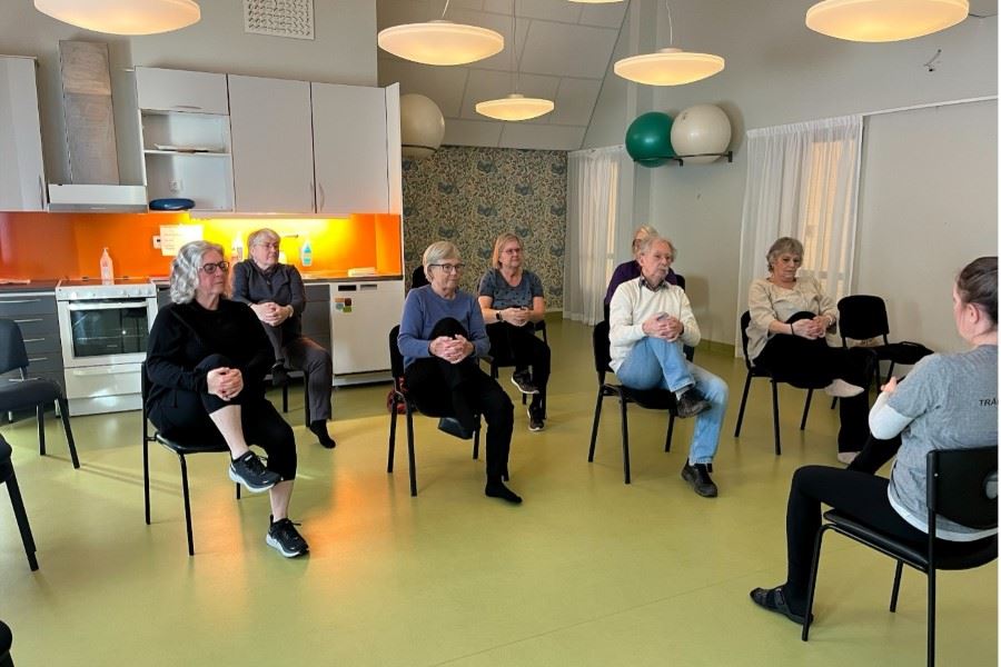 Personer sitter på varsin stol och har sittgympa.