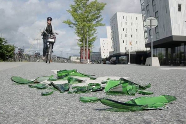krossat glas på cykelväg