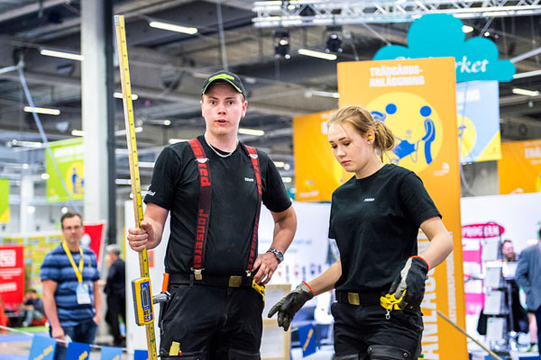 Två trädgårdsanläggningselever på yrkes-SM