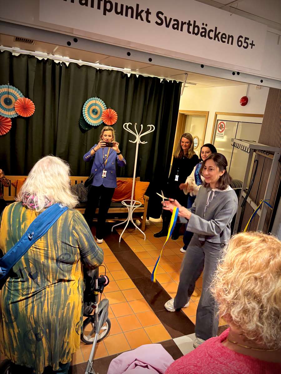 Lisbeth Reher och äldrenämndens ordförande Asal Gohari Moghadam klipper bandet när Träffpunkt Svartbäcken invigs på Fyrishov.