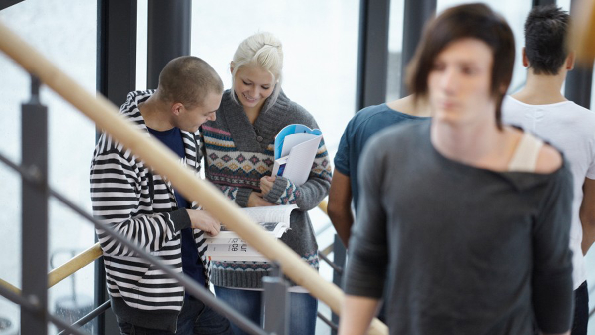 Flera elever i trappuppgång i skola