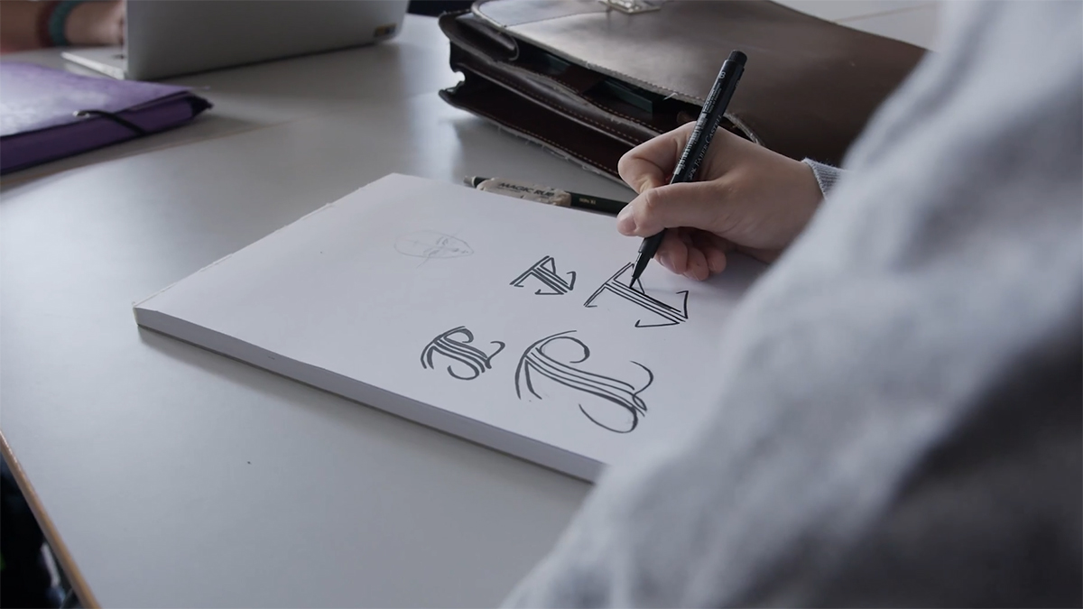 Elevhand som designar bokstäver