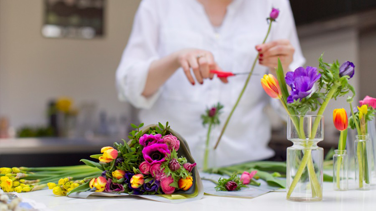 En person fixar i ordning en blombukett