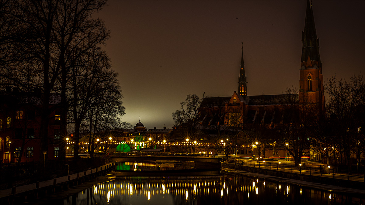 Uppsala by night med domkyrkan i fokus