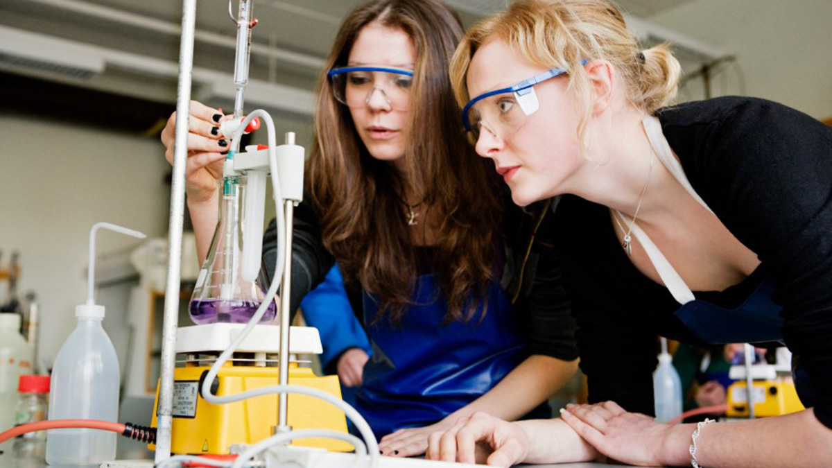 Elever i ett laboratorium