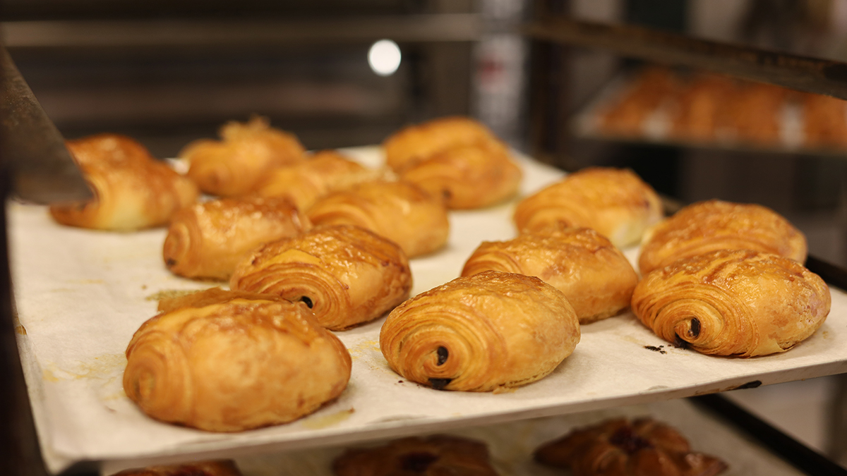 Nybakade croissant på en plåt
