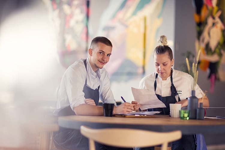 Två personer arbetar vid ett bord