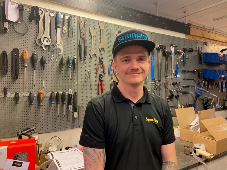 John i keps i en verkstad