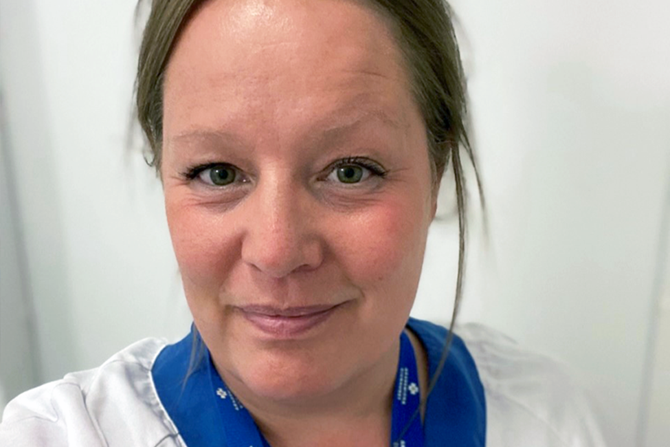 Närbild på Sara mot ljus bakgrund