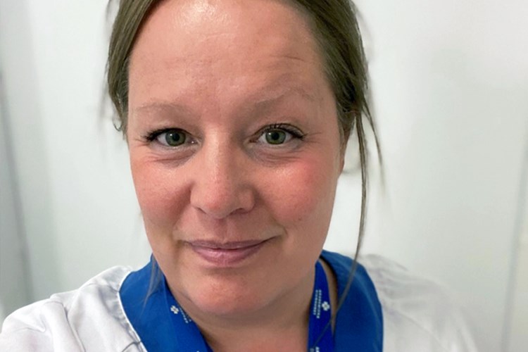 Närbild på Sara mot ljus bakgrund