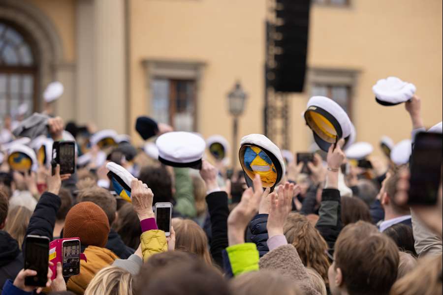 Studenter firar valborg i Uppsala