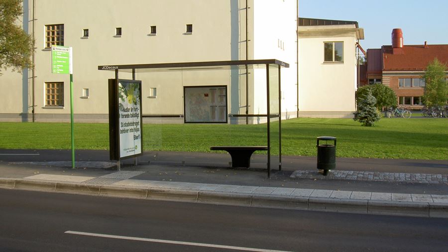 Väderskydd vid busshållplats med plats för reklam och samhällsinformation.